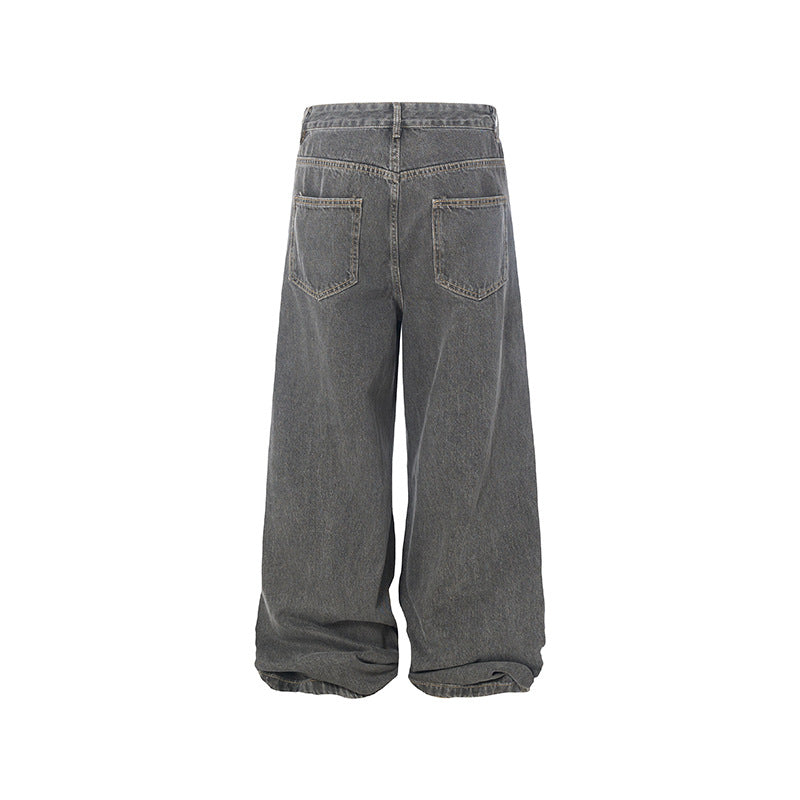 Hole-damaged jeans are loose.