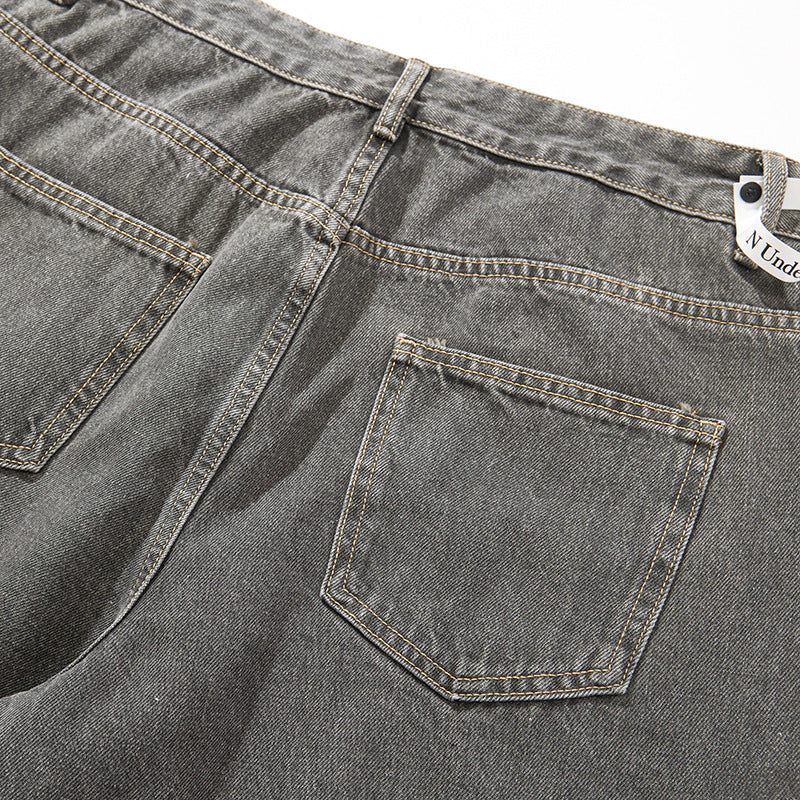 Hole-damaged jeans are loose.