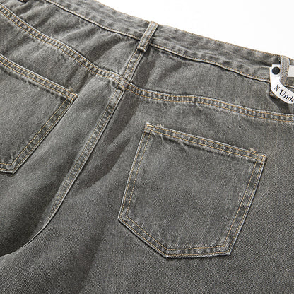 Hole-damaged jeans are loose.