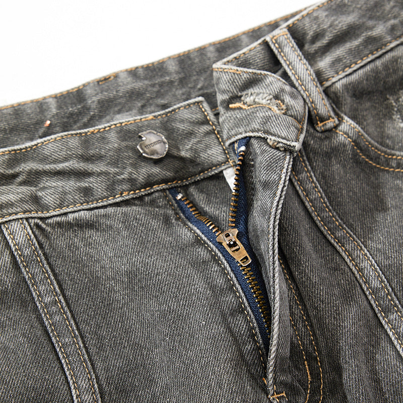 Hole-damaged jeans are loose.