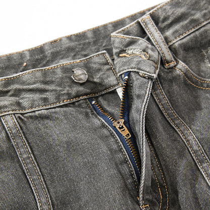 Hole-damaged jeans are loose.